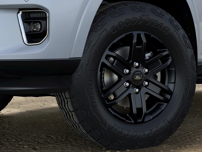 Black 18″ alloy wheels